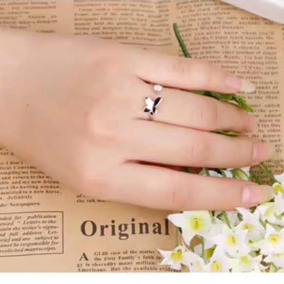 Chic S925 Silver Butterfly Ring - Picture 3 of 13